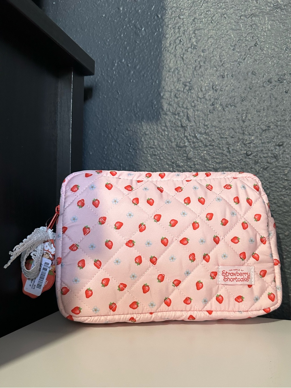 Strawberry Shortcake Pink Strawberry make up bag - Picture 2 of 2